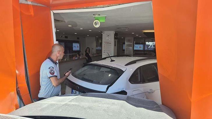 Cipin çarptığı otomobil banka şubesine girdi