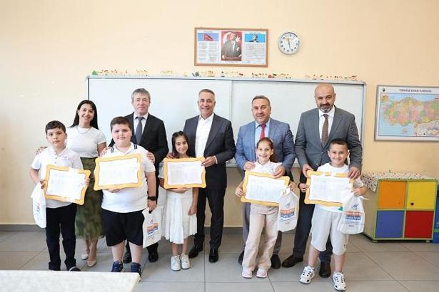 Sultangazi Belediye Başkanı Dursun, çocukların karne heyecanını paylaştı