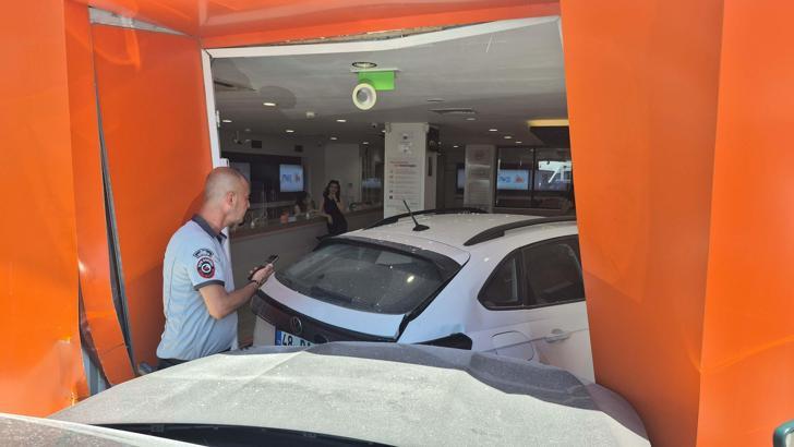 Cipin çarptığı otomobil banka şubesine girdi