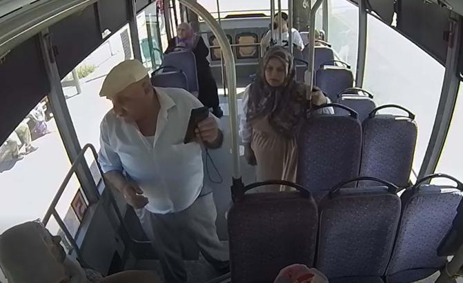 Otobüste düşürülen altın dolu cüzdan sahibine teslim edildi