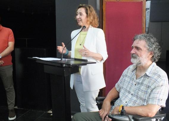 Engelli karikatürist, sergi gelirini ADD ve ÇYDD’ye bağışlayacak