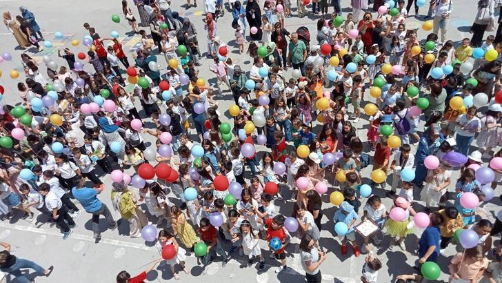 'Çocuklar ölmesin' dileğiyle gökyüzüne balon bıraktılar