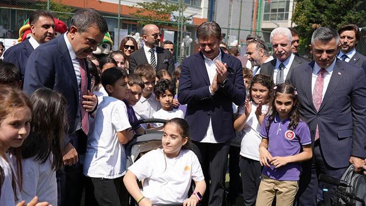 Bakan Tekin, öğrencilerin karne sevincine ortak oldu