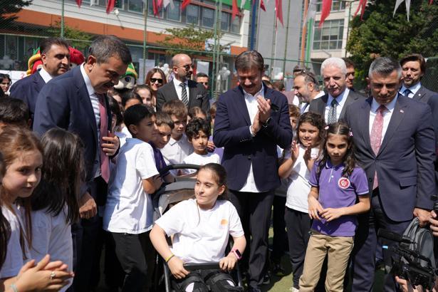 İstanbul - Bakan Tekin, öğrencilerin karne sevincine ortak oldu