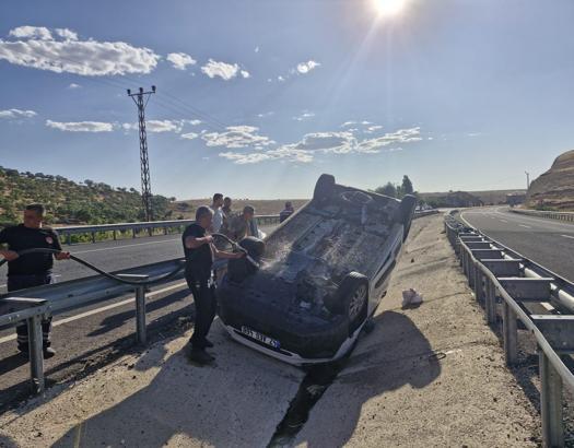 Mardin'de, ters dönen otomobildeki 3 kişi yaralandı