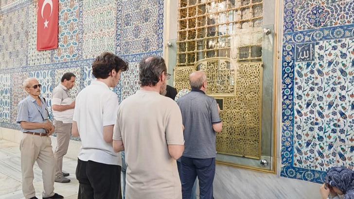 İstanbul - YKS'ye girecek adaylar Eyüp Sultan Camii'nde lokum dağıtıp, dua etti