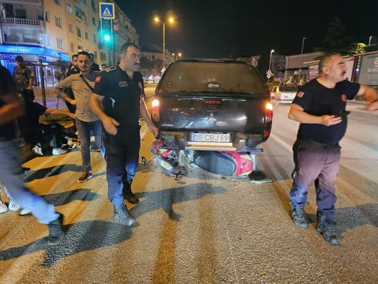 Bursa'da, devrilip kamyonetin altına giren motosikletli yaralandı