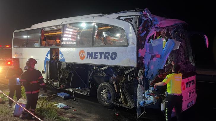 Sakarya'da yolcu otobüsü TIR'a arkadan çarptı: 2'si ağır, 13 yaralı