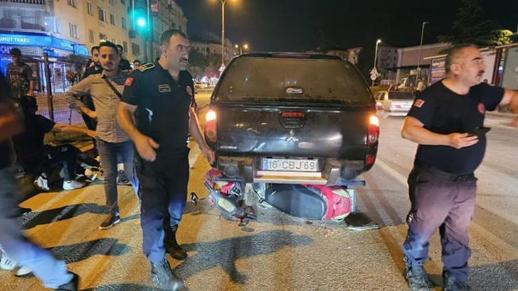 Bursa'da, devrilip kamyonetin altına giren motosikletli yaralandı