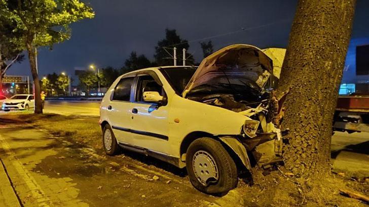 Bursa’da otomobil ağaca çarptı: 2 yaralı