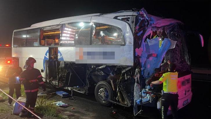 Sakarya'da yolcu otobüsü TIR'a arkadan çarptı: 2'si ağır, 13 yaralı