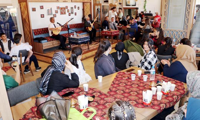 Halk ozanları eşliğinde mezuniyet coşkusu