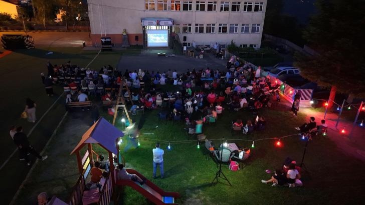 Okul bahçesinde 'beyaz perdeli' nostalji