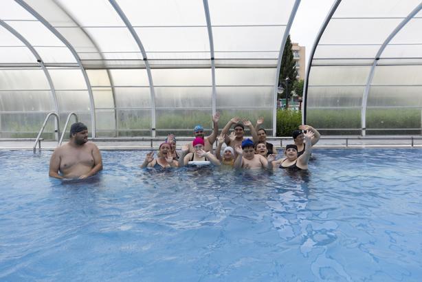 Özel gereksinimli bireyler Büyükşehir’le yaz boyu yüzmenin keyfini yaşıyor
