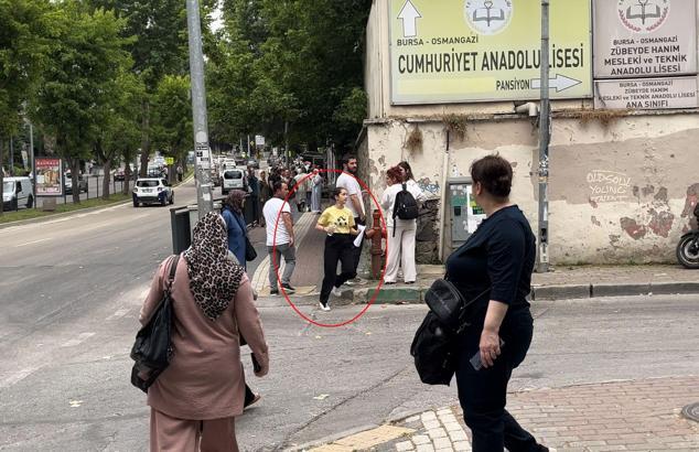 Yanlış okulun önünde bekleyen öğrencinin yaşadığı panik kamerada