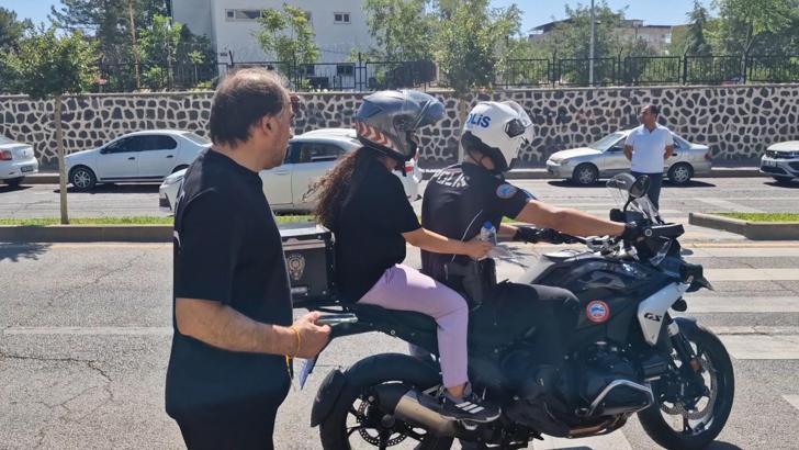 İsimleri karıştırılan okulların önünde önlem alan polis, 13 adayı sınava yetiştirdi