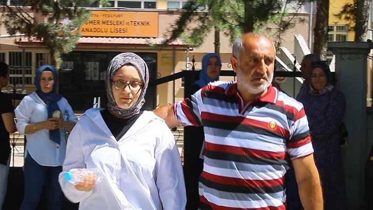 Sınava alınmayan öğrenciyi babası teselli etti