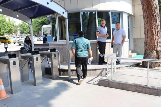 Amasya’da YKS heyecanı, biri geç kaldı diğeri ise yanlış okula geldi