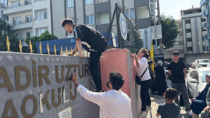 İstanbul - Avcılar’da sınava geç kalan aday demir kapıdan atlamaya çalıştı