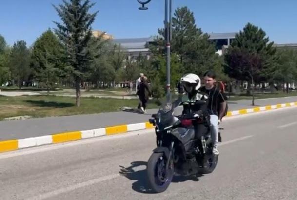 Kimliğini evde unutan öğrenciyi polis sınava yetiştirdi