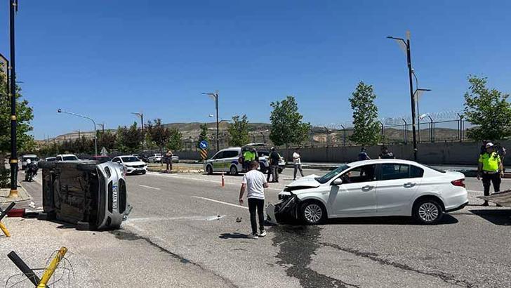 Sivas'ta iki otomobil çarpıştı: 1'i çocuk 4 yaralı