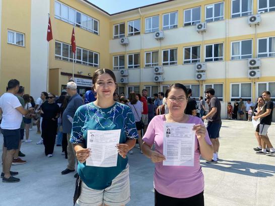 Annesiyle aynı okulda sınava girdi