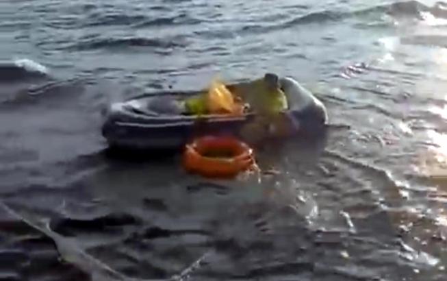 Lastik botla 1 saat sürüklendi, deniz polisini aradı