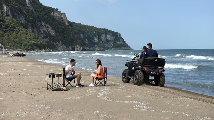 Bartın’ın mavi bayraklı plajında denizdeki kirlilik temizlendi