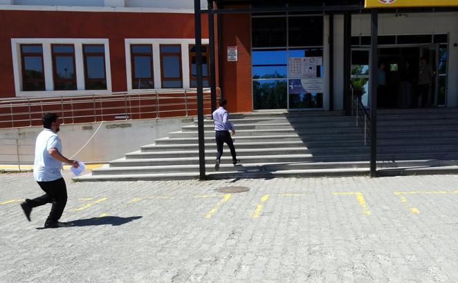 Ekip otoları öğrencileri sınav merkezlerine götürdü, geç kalanlar dakikalarla yarıştı