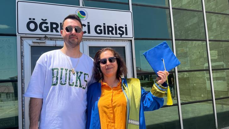 Çocuklarının kendisinden habersiz başvuru yaptığı YKS’ye girip, 59 yaşında üniversiteden mezun oldu
