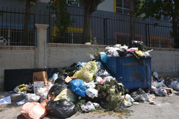 Buca'da grevin 4'üncü gününde sokaklarda çöp yığınları oluştu