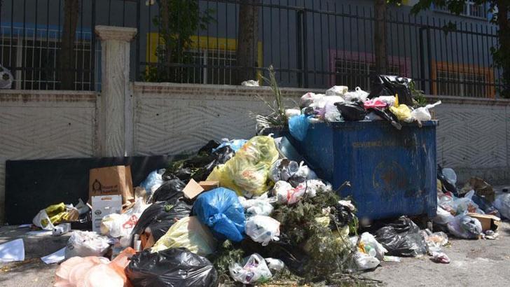 Buca'da grevin 4'üncü gününde sokaklarda çöp yığınları oluştu