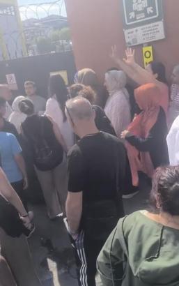 İstanbul- Küçükçekmece'de kızı sınava geç kalınca duvara çıkıp görevliye seslenen babaya veliler tepki gösterdi