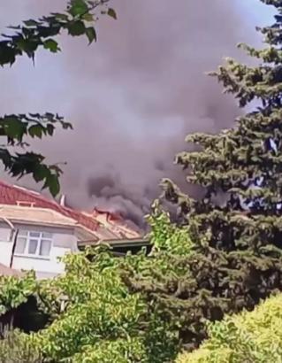 İstanbul- Kadıköy'de 5 katlı binanın çatısında çıkan yangın söndürüldü