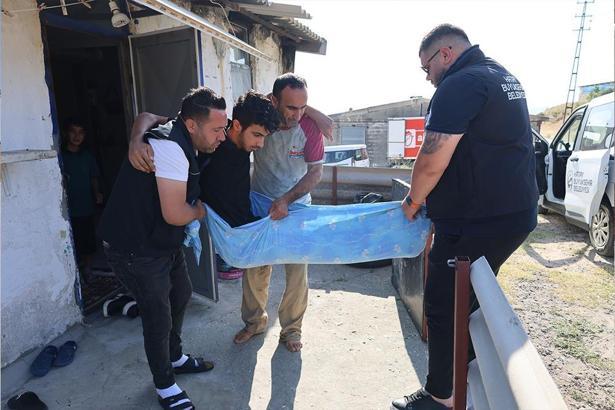 Ortopedik rahatsızlığı olan adayı, sınava görevliler yetiştirdi