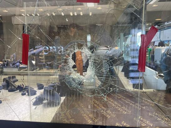 Kaldırım taşıyla camını kırdıkları dükkandan gümüş takıları çaldılar