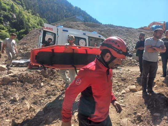 Rize’de otomobil dere yatağına düştü; 5 yaralı