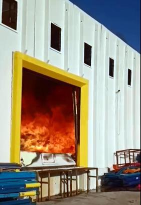 Depo yangınında gıda malzemeleri kül oldu