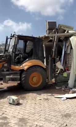 İş makinesinin çarptığı prefabrik ev yıkıldı