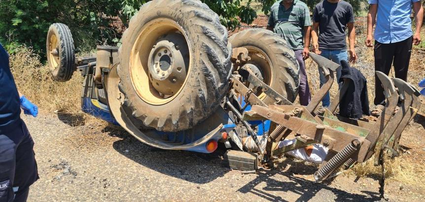 Gaziantep'te devrilen traktörün sürücüsü yaralandı