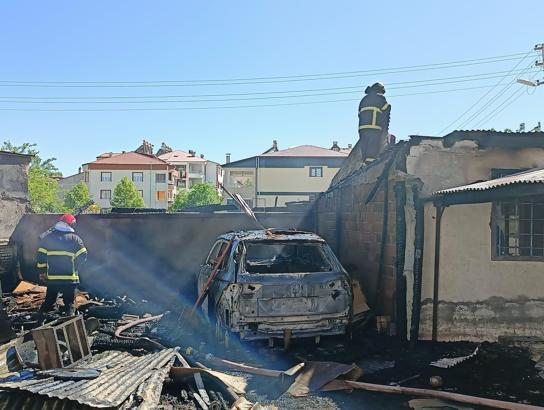 Odunlukta çıkan yangın, park halindeki otomobile sıçradı