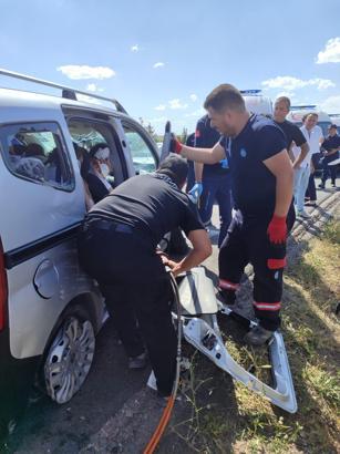 Nevşehir’de otomobil ile hafif ticari araç çarpıştı: 11 yaralı