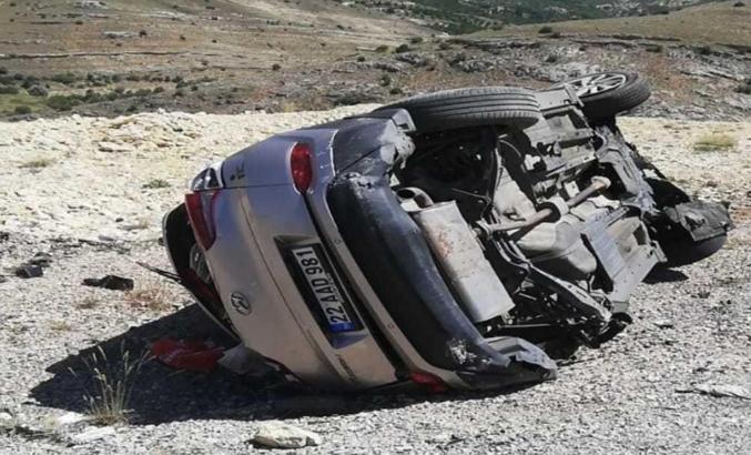 Malatya'da otomobil bariyerlere çarptı: 1 ölü, 2 yaralı