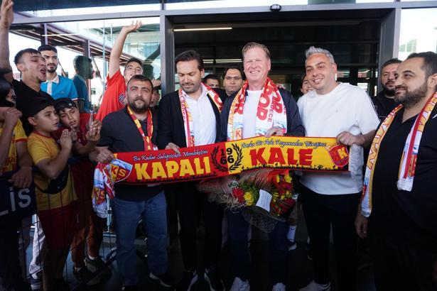 Kayserispor’un yeni teknik direktörü Markus Gisdol çiçeklerle karşılandı