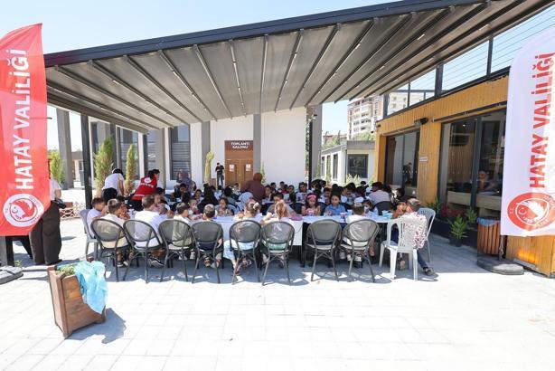 Hatay'da depremzede yetim çocuklar, tiyatro gösterisiyle moral buldu