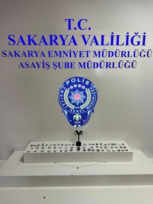 Kaldırım taşıyla camını kırdıkları dükkandan gümüş takıları çaldılar (2)