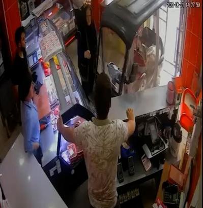 Elektrikli bisikletiyle kasap dükkanına daldı; o anlar kamerada