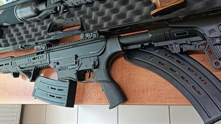 Evinden keskin nişancı tüfeği ve silahlar çıktı; serbest bırakıldı