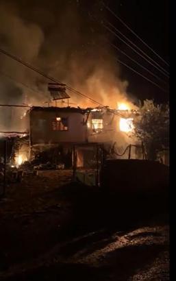 Tokat'ta 2 katlı ahşap evde yandı