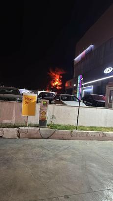 İzmir'de akaryakıt istasyonunun yanındaki pimapen deposunda yangın